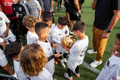 Lionel Messi compartió su octavo Balón de Oro con los niños del Inter Miami