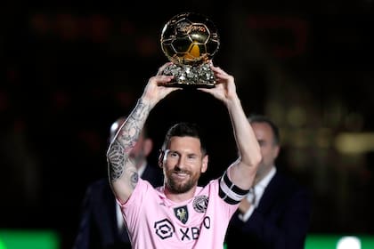 Lionel Messi, con el Balón de Oro, fue homenajeado en la Noche d'Or, que organizó Inter Miami para hacer sentirse a gusto al capitán argentino.