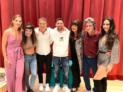 Lionel Messi, con el elenco de la obra "Inmaduros".