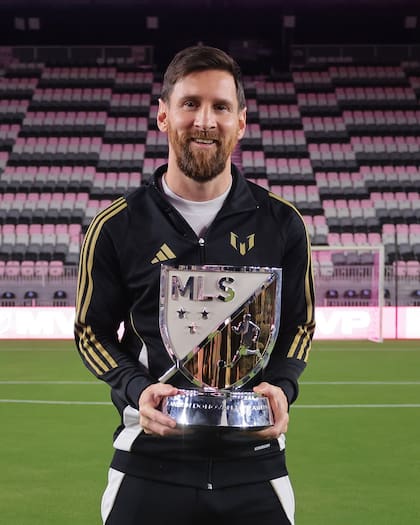Lionel Messi con el premio entregado como jugador MVP de la MLS 2024