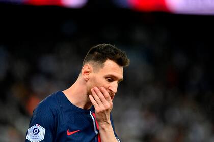 Lionel Messi, con el rostro serio, en su último partido en Paris Saint-Germain; tras la derrota a manos de Clermont por la Ligue 1 se marchó al vestuario como quien se dirige a la boca del subte, sin saludos con el público.