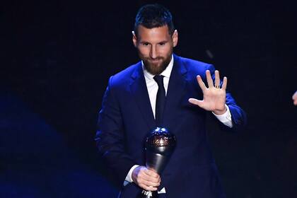 Lionel Messi, con el trofeo The Best que ganó en 2019; es el máximo favorito para obtenerlo este lunes en París, por el período de agosto de 2021 a diciembre de 2022.