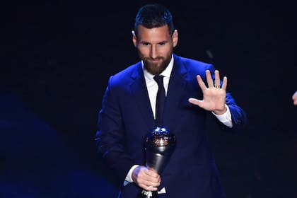 Lionel Messi, con el trofeo The Best que ganó en 2019; es el máximo favorito para obtenerlo este lunes en París, por el período de agosto de 2021 a diciembre de 2022.