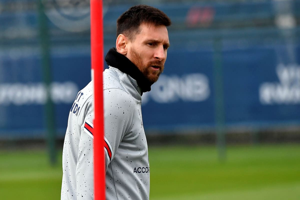 Lionel Messi, con gesto adusto durante el entrenamiento en PSG
