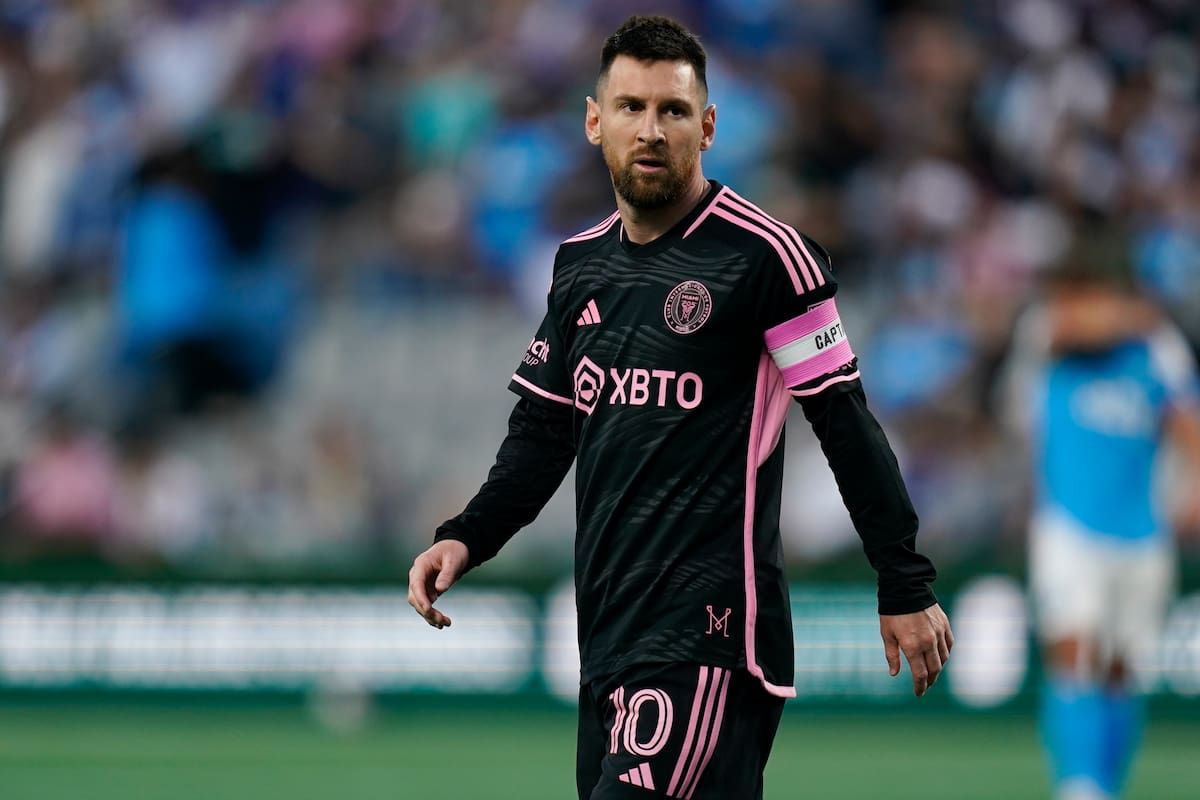 Lionel Messi, con la camiseta alternativa de Inter Miami, que este sábado perdió por 1-0 contra Charlotte su último partido oficial del año, por la Major League Soccer.