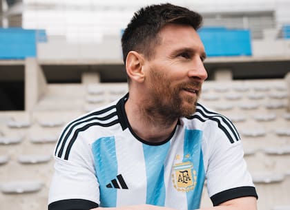 Lionel Messi con la camiseta que la selección argentina usará en el Mundial Qatar 2022