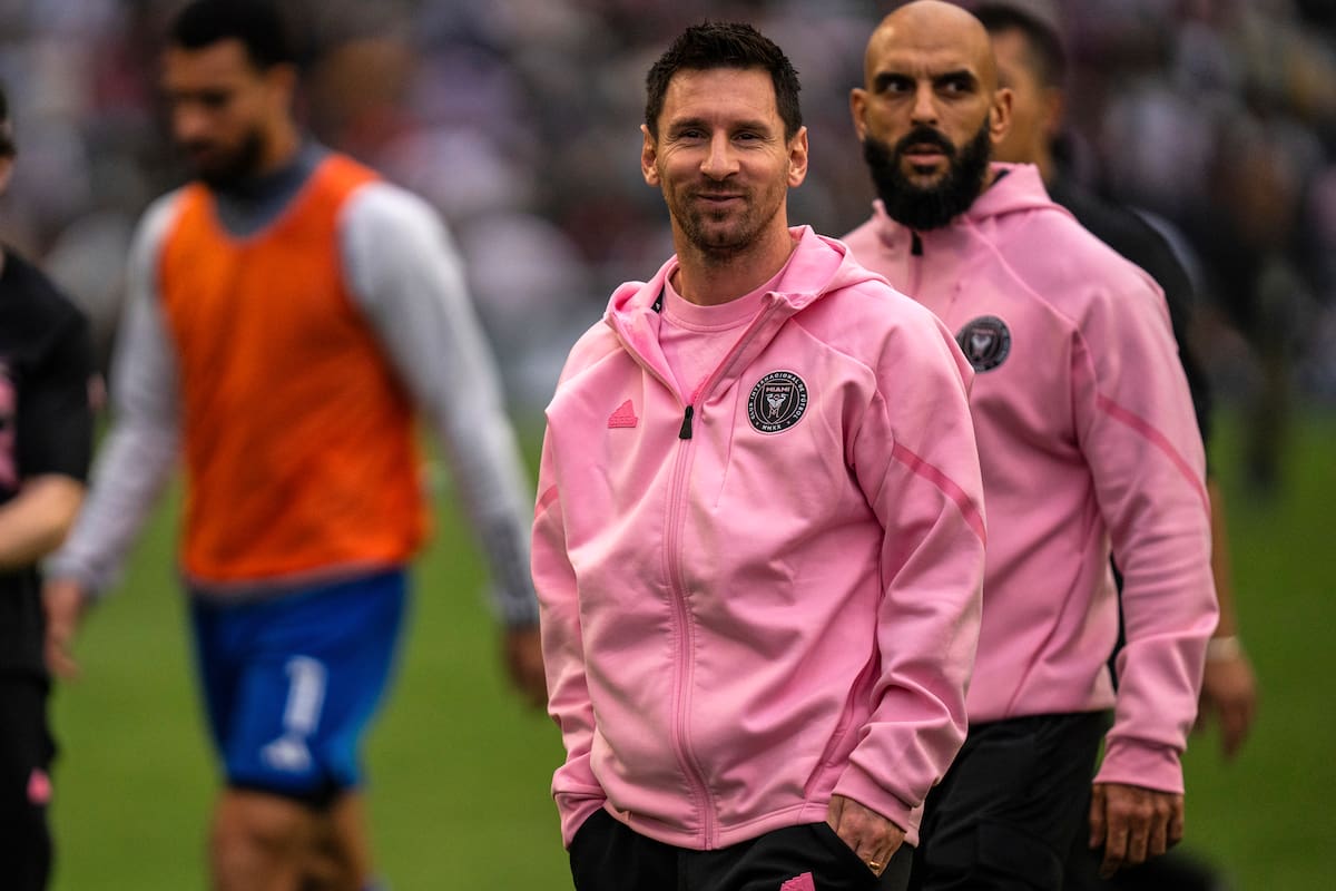 Lionel Messi, con la campera de suplente de Inter Miami, tras el primer tiempo del partido amistoso contra Hong Kong, el domingo pasado
