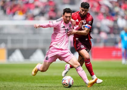 Lionel Messi, con la cinta de capitán y la 10 en Inter Miami, aguanta la pelota ante la marca de Jonathan Osorio, el capitán rival