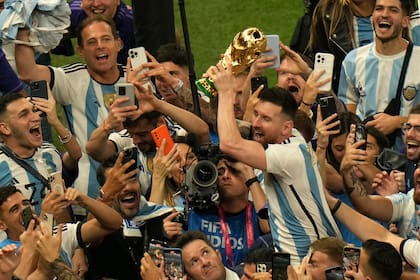 Lionel Messi con la Copa del Mundo en Qatar, aunque en el Chat GPT es el futuro que no llegó