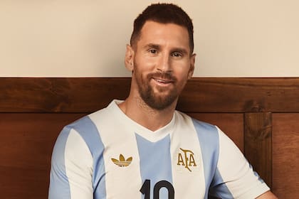 Lionel Messi con la nueva camiseta de edición especial. Foto: Adidas