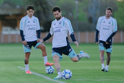 Lionel Messi con Lisandro Martínez y Rodrigo De Paul, en el entrenamiento de este domingo por la tarde en el predio de Ezeiza, previo a su despedida