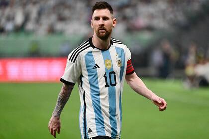 Lionel Messi, con mate en mano, presenció el entrenamiento de la selección argentina