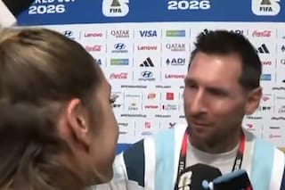 El curioso ida y vuelta de Messi con Sofi Martínez en zona mixta