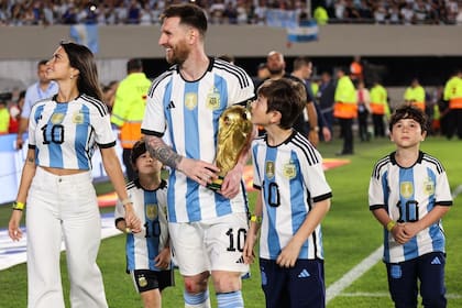 Lionel Messi con su esposa Antonela Roccuzzo y sus tres hijos, Mateo, Thiago y Ciro en la final del Mundial de Qatar