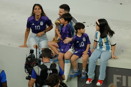 Lionel Messi con su familia, después de ganar la copa del Mundo