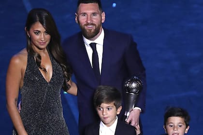Lionel Messi con su familia, recibe el premio de la FIFA al mejor jugador (Best FIFA Mens player), en Milan, el 23 de septiembre de 2019