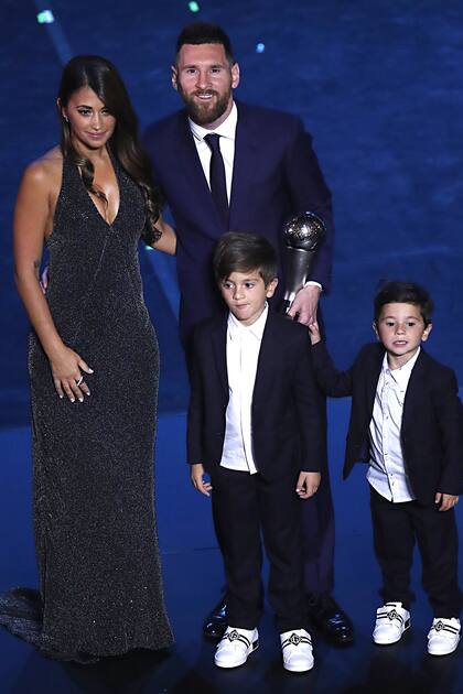 Lionel Messi con su familia, recibe el premio de la FIFA al mejor jugador (Best FIFA Mens player), en Milan, el 23 de septiembre de 2019