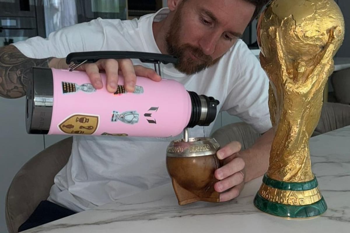 Lionel Messi con su mate y la Copa del Mundo
