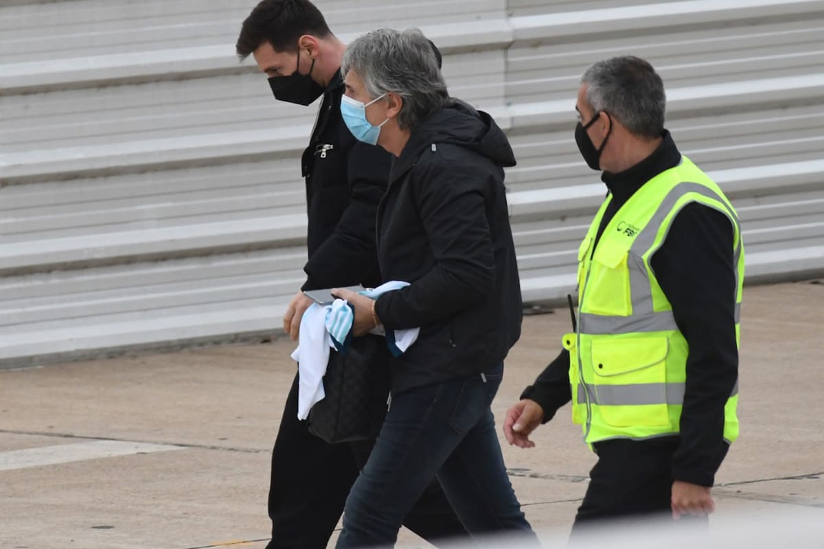 Lionel Messi con su papá, Jorge, en el aeropuerto de Rosario para abordar un vuelo rumbo a Buenos Aires