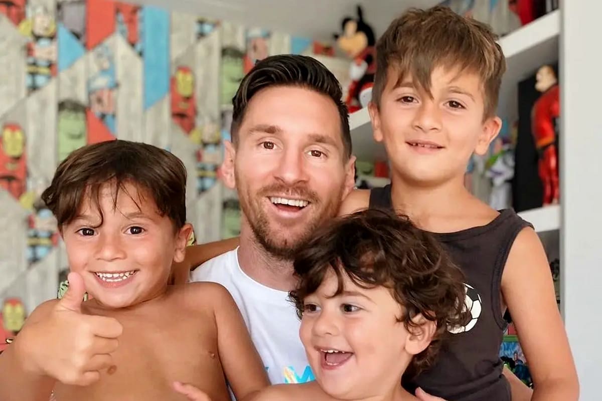 Lionel Messi con sus hijos Mateo, Thiago y Ciro
