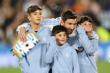 Lionel Messi con sus hijos y la mirada puesta en los palcos donde estaba el resto de la familia