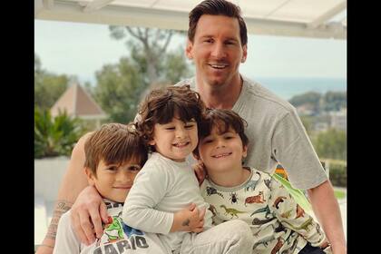 Lionel Messi con sus tres hijos: Thiago (7), Mateo (4) y Ciro (2): la foto que publicó Antonela en las redes.
