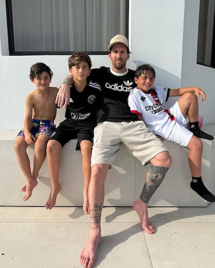Lionel Messi con sus tres hijos: Thiago, Ciro y Mateo