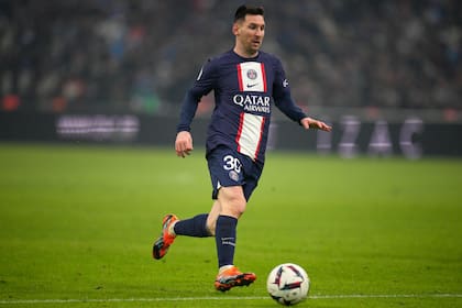 Lionel Messi conduce la pelota en Paris Saint-Germain, club en el que le quedan siete partidos hasta el final de la temporada; la siguiente está incluida en su contrato sólo como opción, y Barcelona lo quiere para sí.