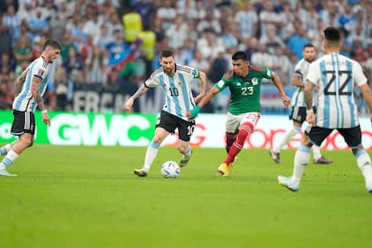 Lionel Messi conduce uno de los pocos ataques que la Argentina logró elaborar contra México en el primer tiempo.