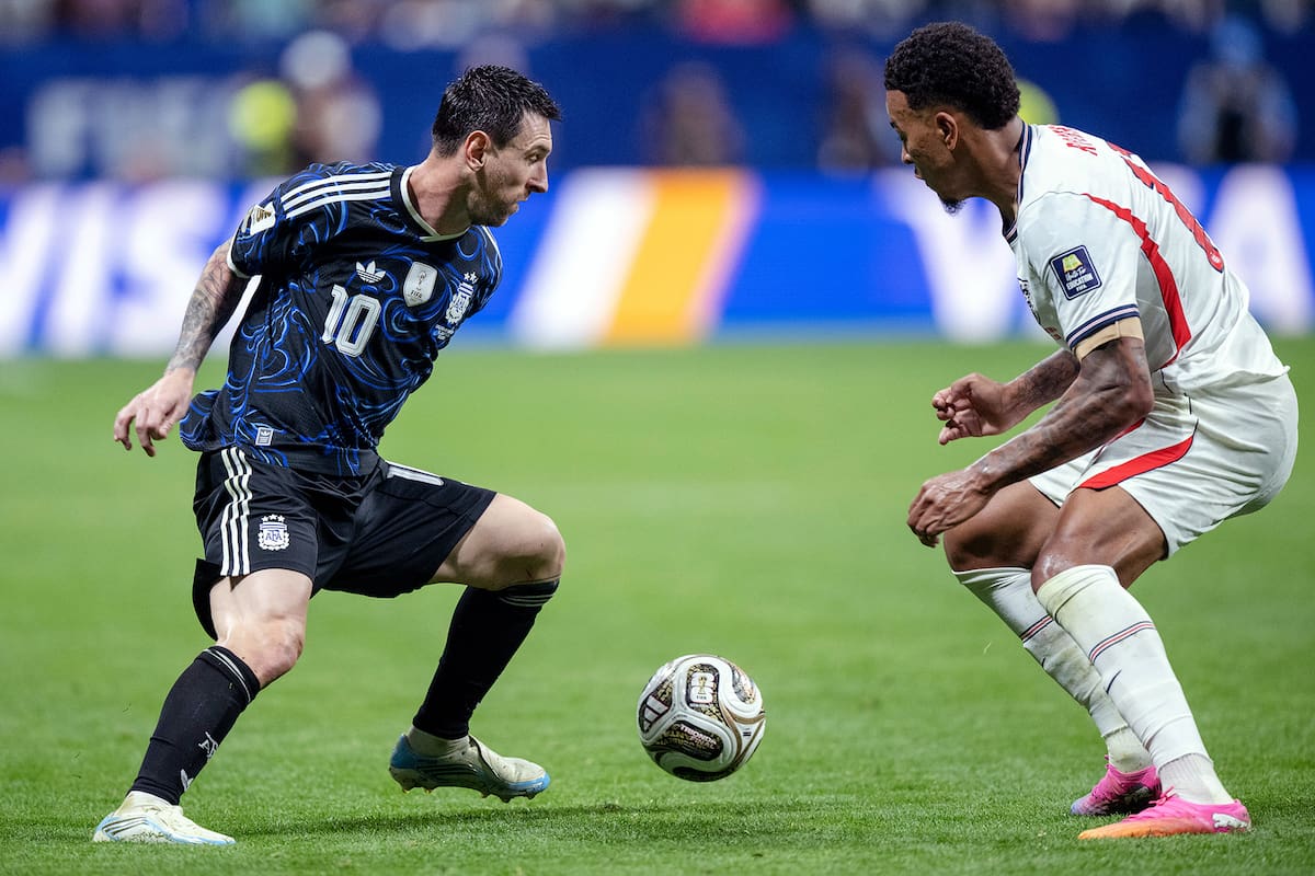 Lionel Messi contra Morgan Rogers, en el histórico partido de semifinales entre la Argentina e Inglaterra