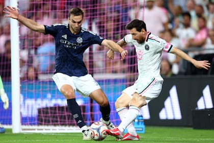 Lionel Messi controla ante James Sands: Inter Miami se impuso por 2 a 0 y se clasificó para los playoffs de la MLS
