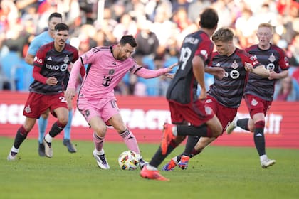 Lionel Messi controla la pelota en un partido de Inter Miami: este sábado podría ser titular