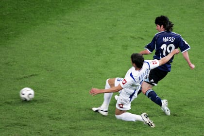 Lionel Messi convierte su primer gol contra Serbia y Montenegro en el Mundial de Alemania 2006