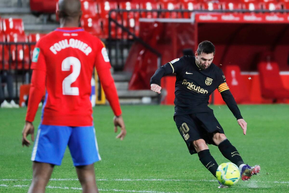 Lionel Messi convierte un gol de tiro libre.