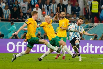Lionel Messi convirtió el primer gol de la selección argentina ante Australia, en los octavos de final del Mundial Qatar 2022
