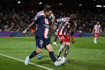 Lionel Messi convirtió un verdadero golazo para el 2-0 parcial ante Ajaccio y alcanzó su sexto gol en lo que va de la Ligue 1