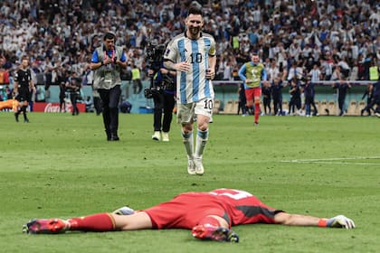 Lionel Messi corre para abrazar a 'Dibu' Martínez tras el pase a semifinales de Qatar 2022; se reencontrarán este lunes