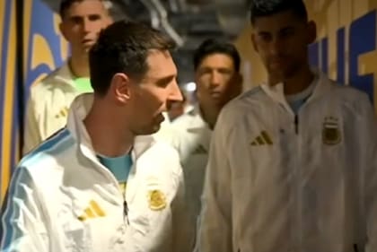 Lionel Messi, Cuti Romero, Dibu Martínez y Lisandro Martínez, antes de ingresar a la cancha para disputar la final del Mundial frente a España