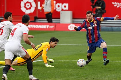 Lionel Messi de Barcelona anota un gol durante un partido de fútbol de la Liga española entre Sevilla y Barcelona