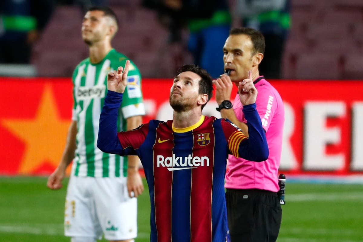 Lionel Messi de Barcelona celebra después de anotar el cuarto gol de su equipo durante el partido de fútbol de la Liga española entre FC Barcelona y Betis en el estadio Camp Nou de Barcelona, ??España,