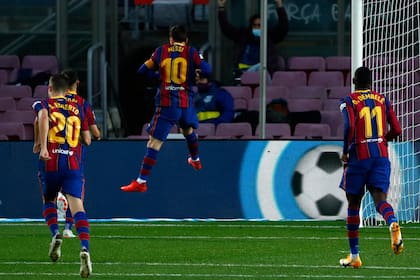 Lionel Messi festeja luego anotar el tercer gol de su equipo mediante un penal. Barcelona goleó 5-2 a Betis por la Liga de España.