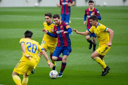 Lionel Messi, rodeado por jugadores de Cádiz. El argentino levantó en el segundo tiempo, pero su equipo cedió dos puntos.