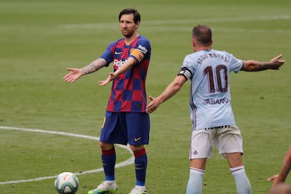 Lionel Messi de Barcelona hace gestos durante un partido de fútbol de la Liga española entre el RC Celta y el Barcelona