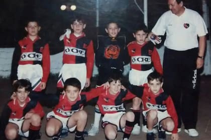 Lionel Messi de chico jugando en Newell's: abajo, el tercero de izquierda a derecha, con una sonrisa plena