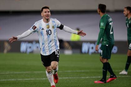 Lionel Messi, de la selección de Argentina, anota el primer tanto del encuentro de la eliminatoria mundialista frente a Bolivia, el jueves 9 de septiembre de 2021, en Buenos Aires (Juan Roncoroni/Pool via AP)