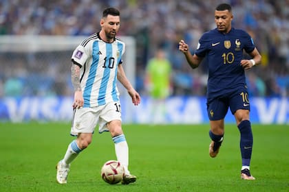 Lionel Messi, de la selección de Argentina, conduce el balón junto a Kylian Mbappé, de Francia, en la final de la Copa del Mundo, el domingo 18 de diciembre de 2022, en Lusail, Qatar