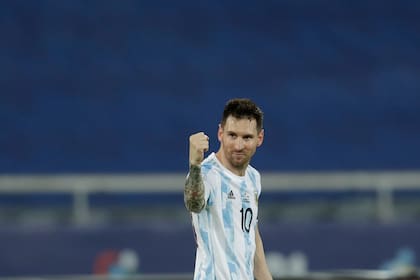 Lionel Messi, de la selección de Argentina, festeja tras abrir el marcador frente a Chile en un partido de la Copa América, disputado el lunes 14 de junio de 2021, en Río de Janeiro (AP Foto/Silvia Izquierdo)
