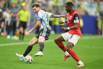 Lionel Messi defiende el balón ante la marca de David Alaba.