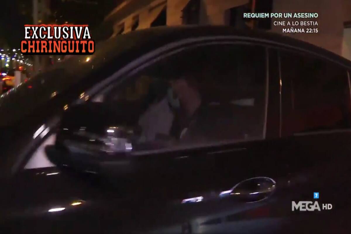 Lionel Messi deja el restaurante de Barcelona en el que se reunió con Luis Suárez, compañero suyo en Barcelona