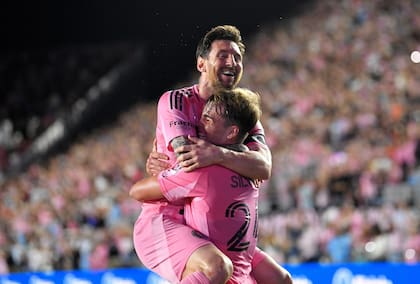 Lionel Messi, del Inter Miami, festeja con su compañero y compatriota argentino Mateo Silvetti